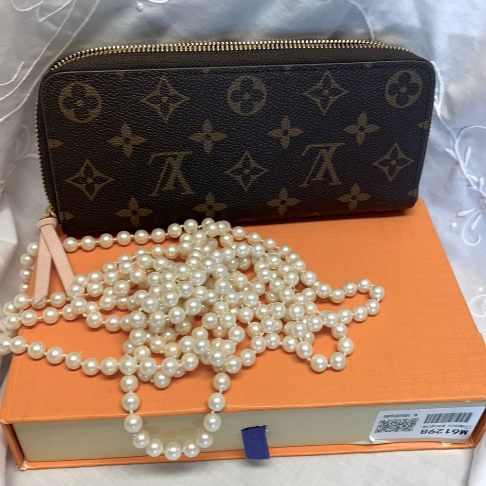 LOUIE VUITTON CLEMENCE WALLET GENTLY USED ZIPPER AROUND BALLERINE MONOGRAM
